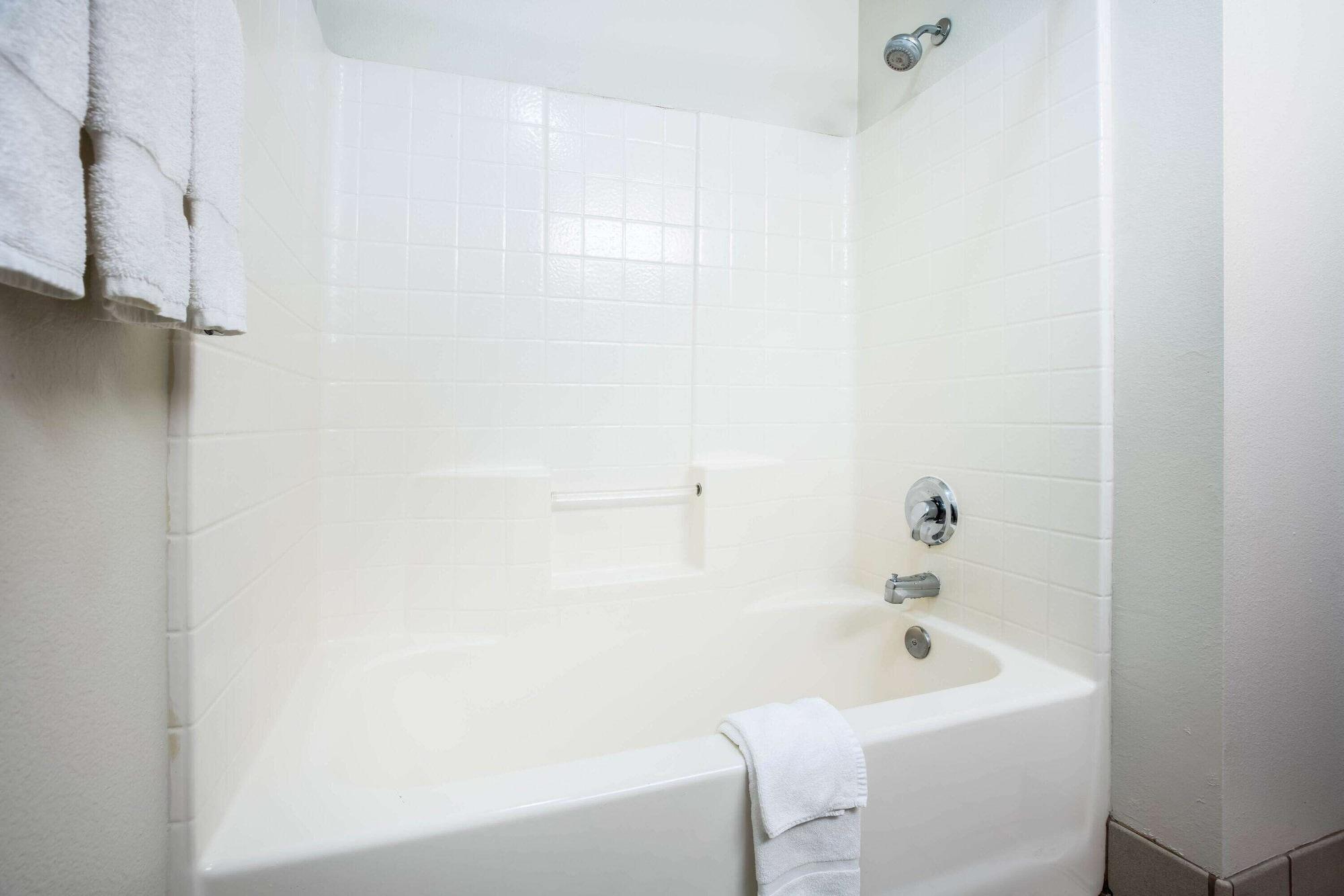 La Quinta By Wyndham Portland Airport Hotel Exterior photo