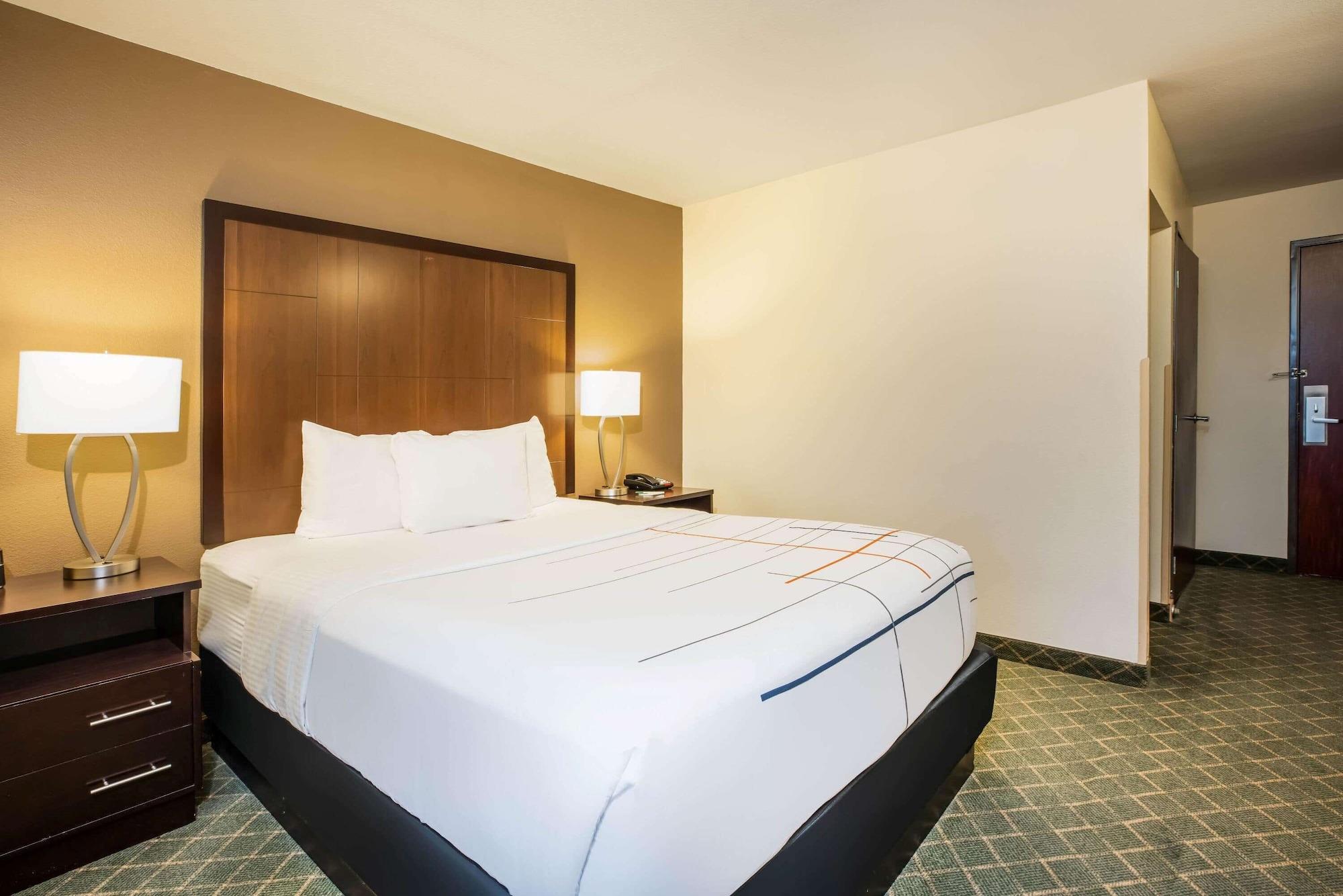 La Quinta By Wyndham Portland Airport Hotel Exterior photo