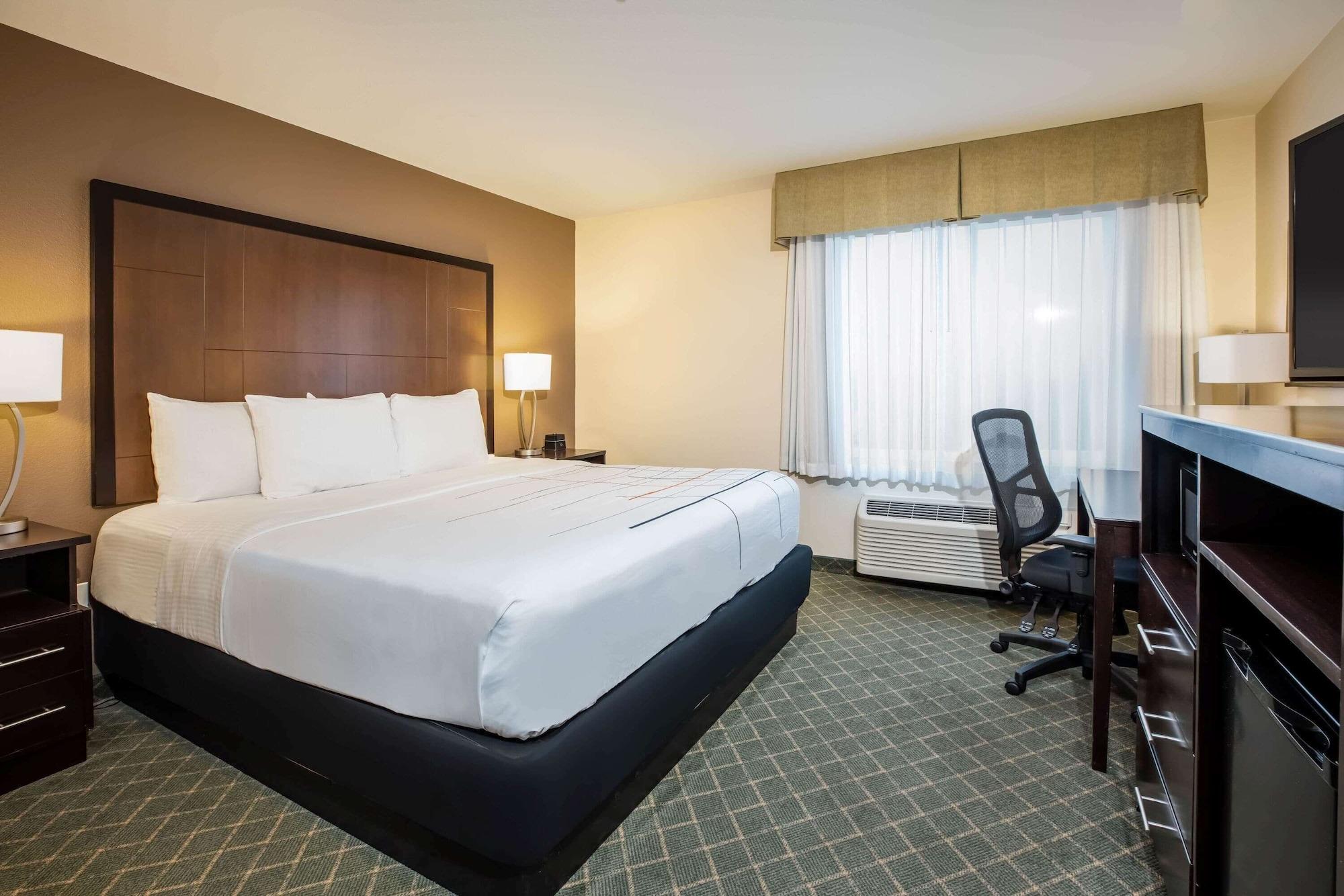 La Quinta By Wyndham Portland Airport Hotel Exterior photo