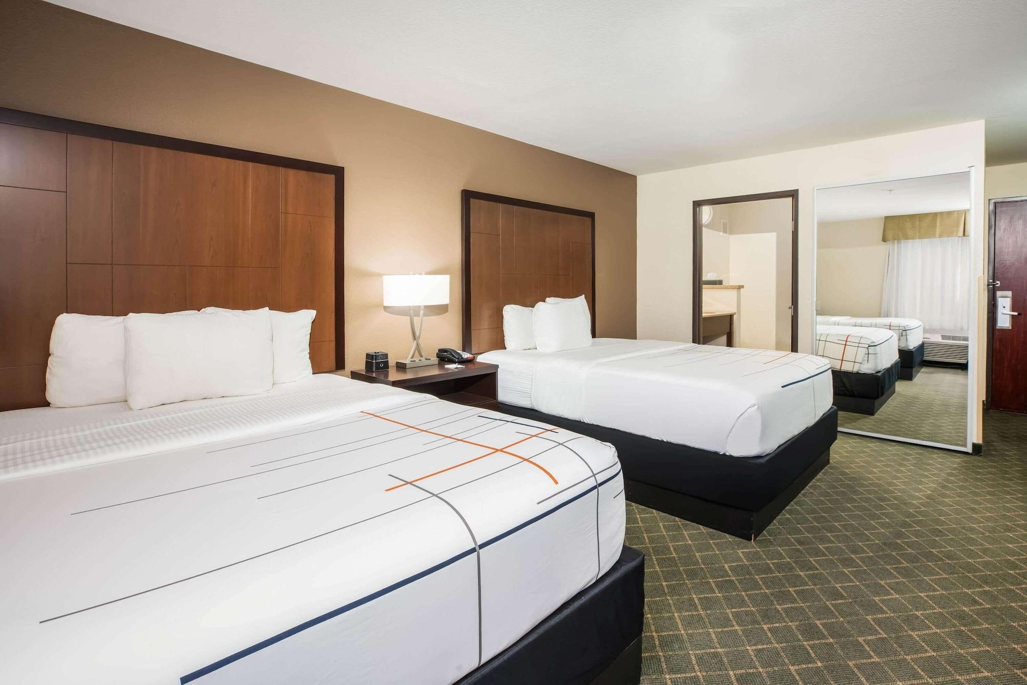 La Quinta By Wyndham Portland Airport Hotel Exterior photo