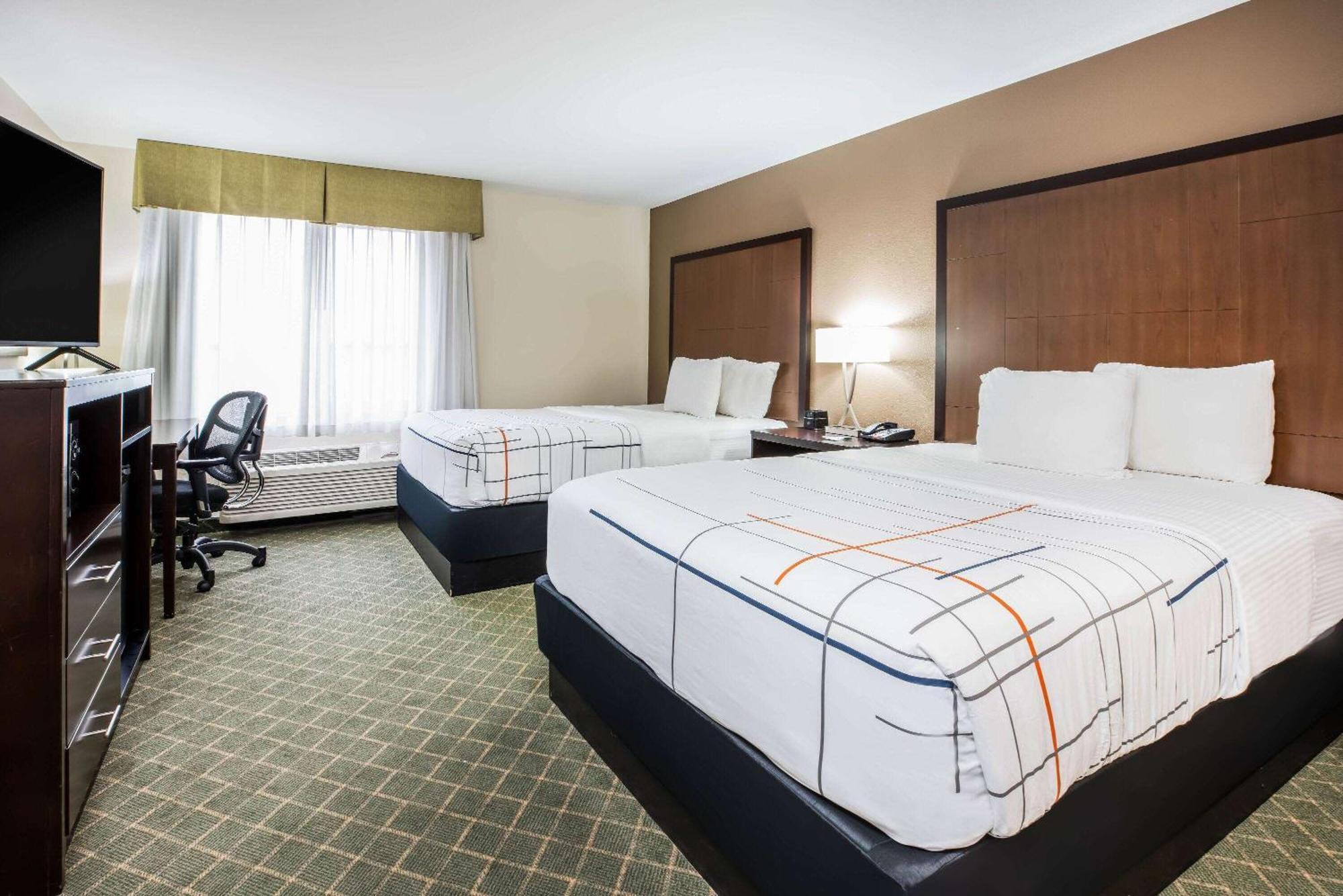La Quinta By Wyndham Portland Airport Hotel Exterior photo