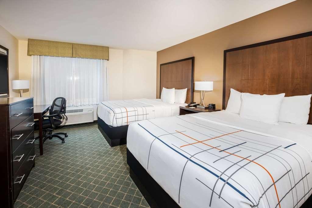 La Quinta By Wyndham Portland Airport Hotel Room photo