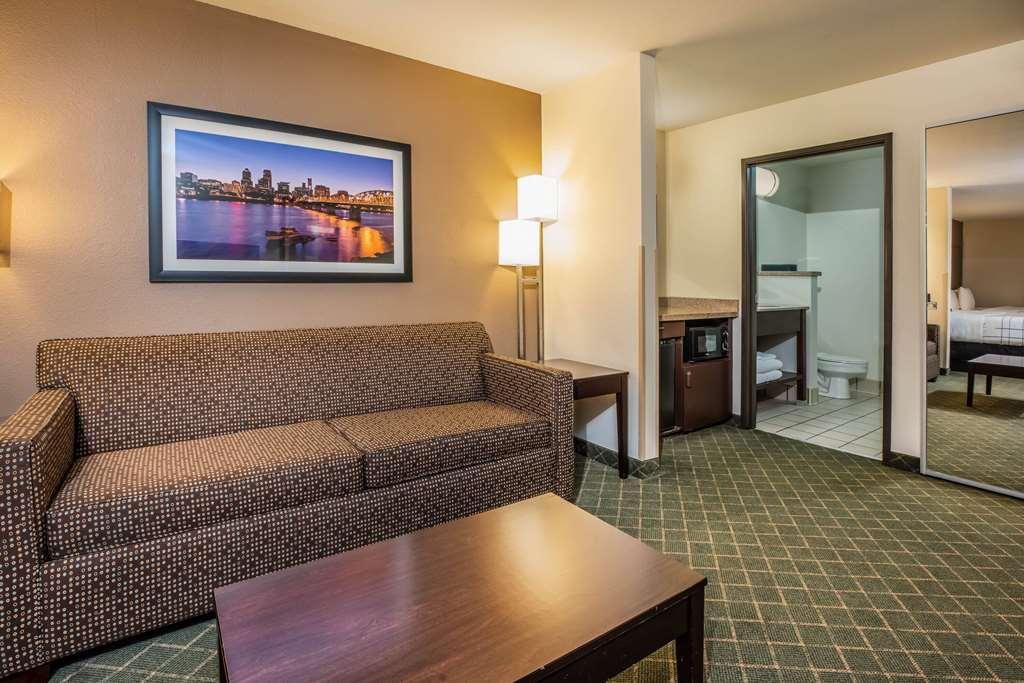 La Quinta By Wyndham Portland Airport Hotel Room photo