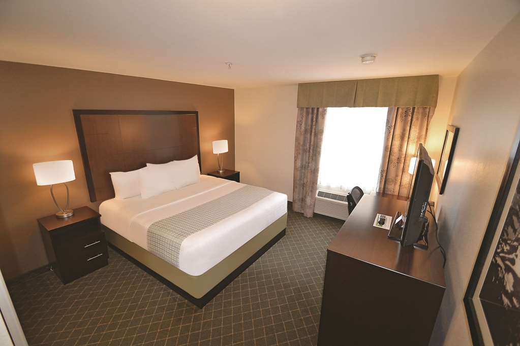 La Quinta By Wyndham Portland Airport Hotel Room photo