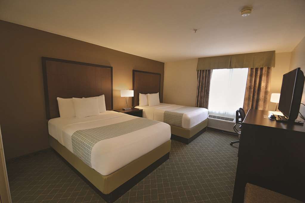 La Quinta By Wyndham Portland Airport Hotel Room photo